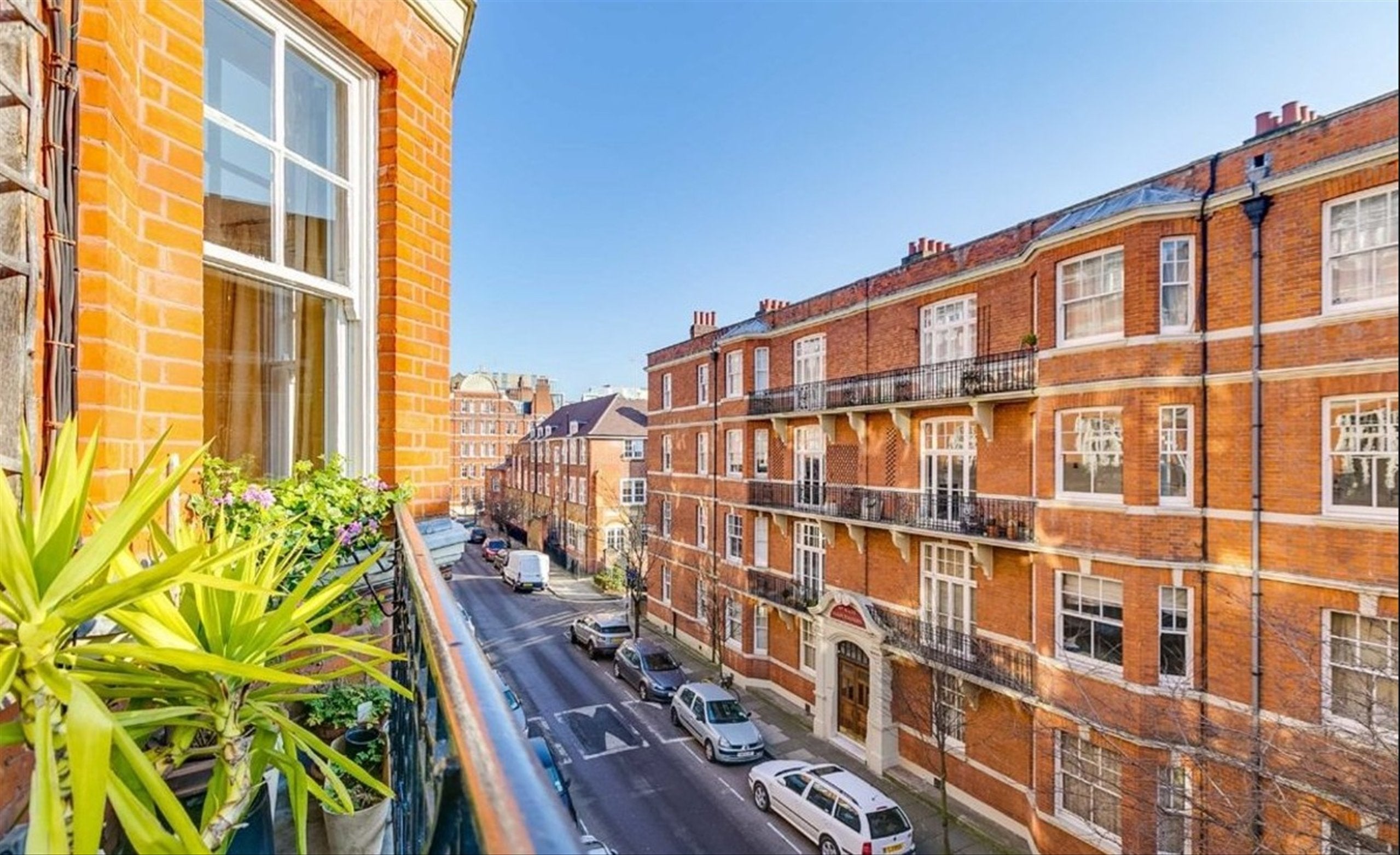 Flat Hammersmith Road in Greater London