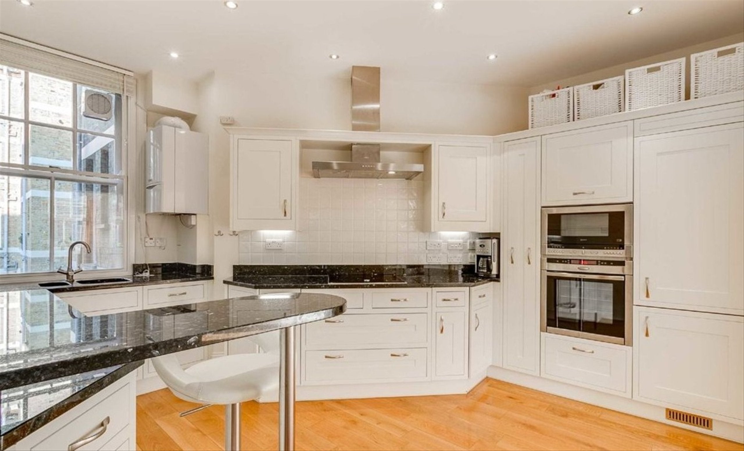 Flat Hammersmith Road in Greater London