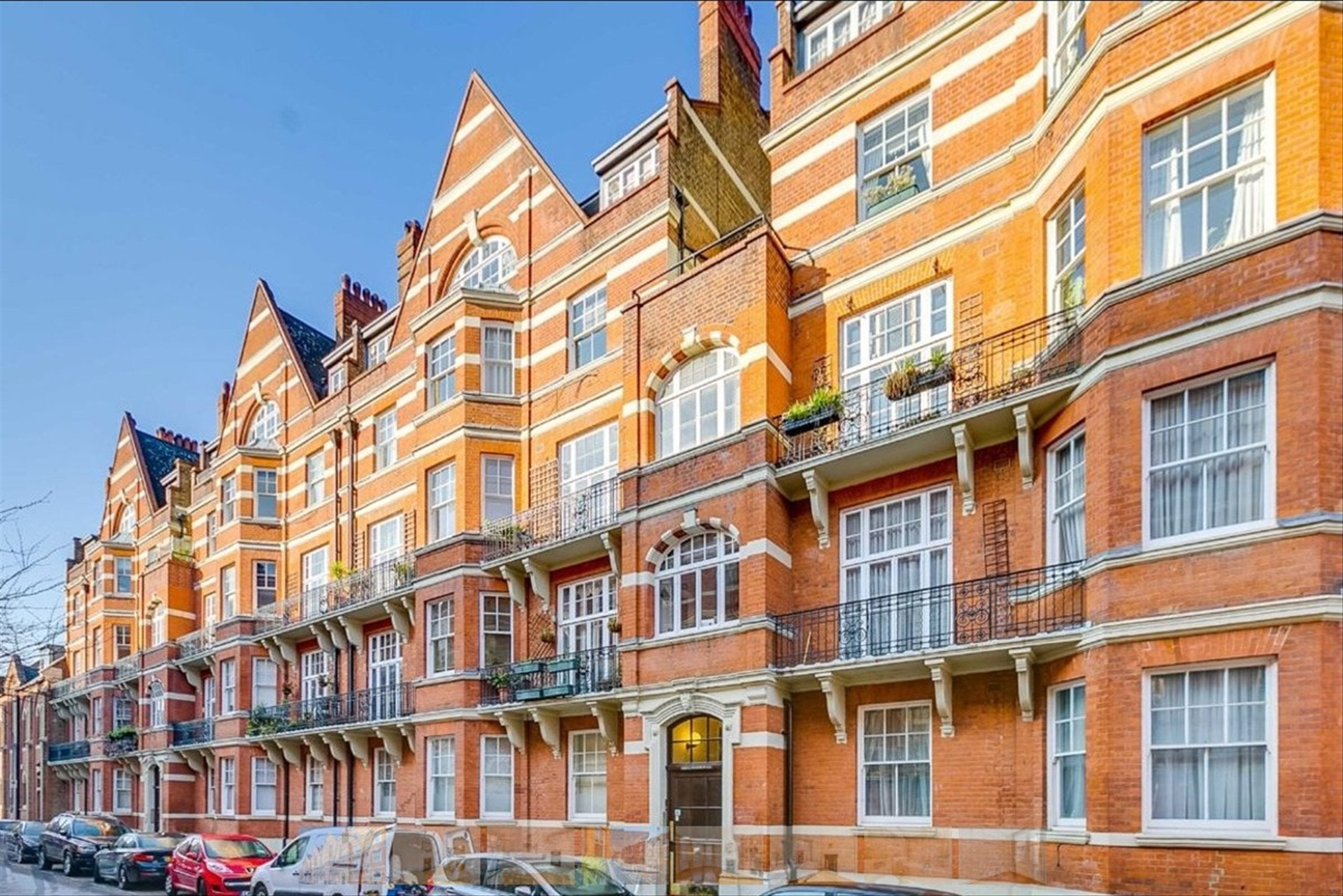 Flat Hammersmith Road in Greater London