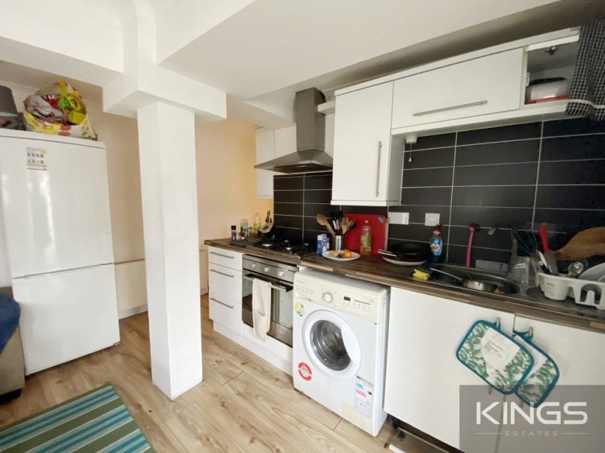 Flat Wilton Avenue in Southampton
