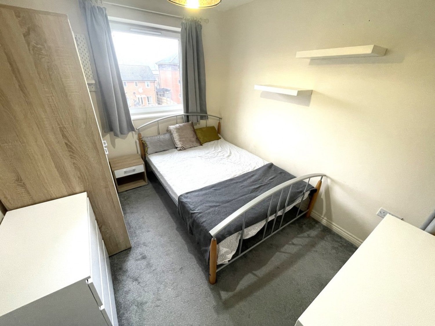 Room Meadow Way in Reading