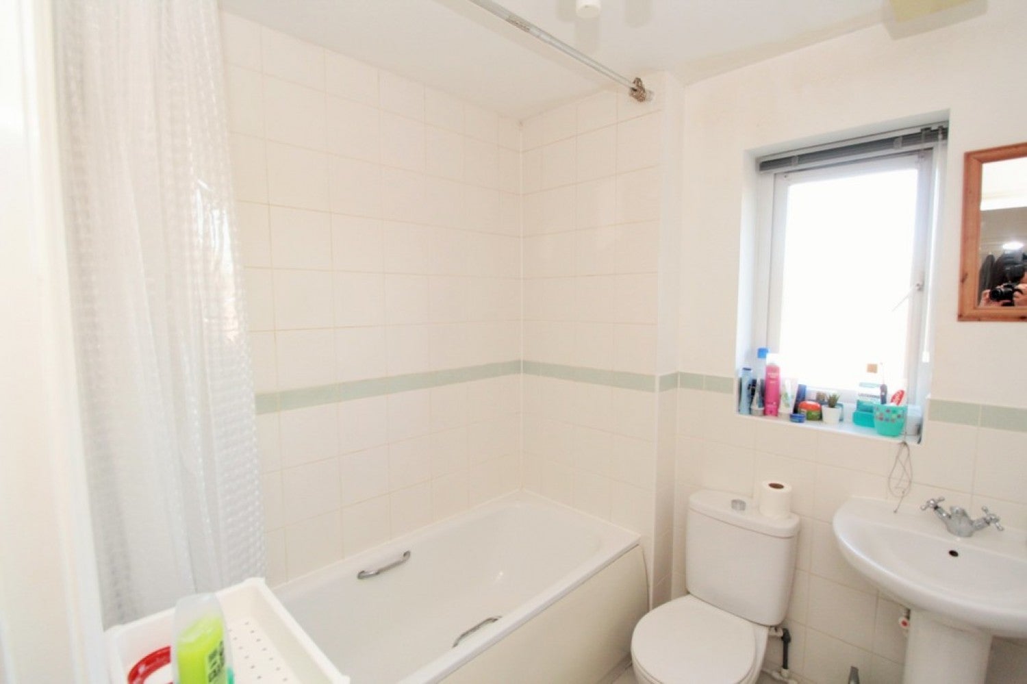 Room Meadow Way in Reading