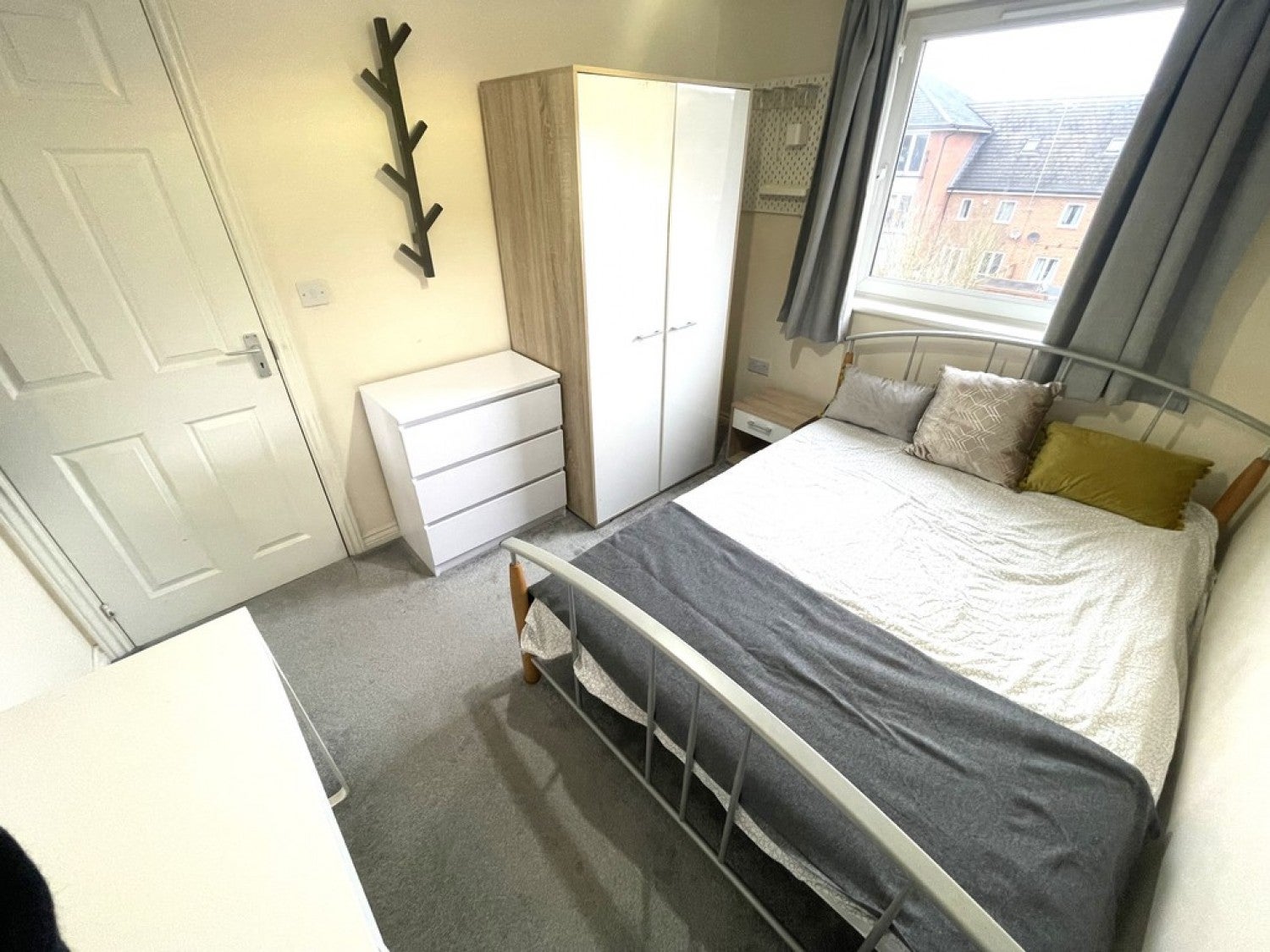 Room Meadow Way in Reading