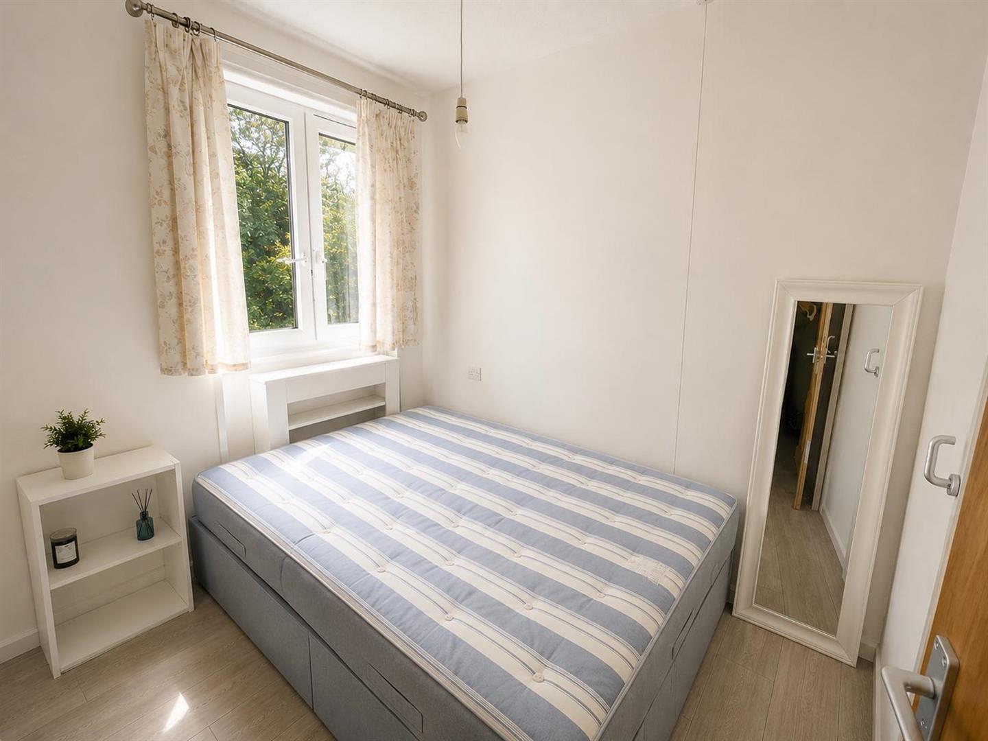 Flat Badsworth Road in Greater London