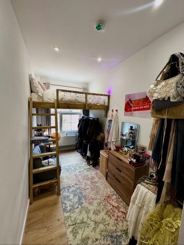 Room Belfast Road in Greater London