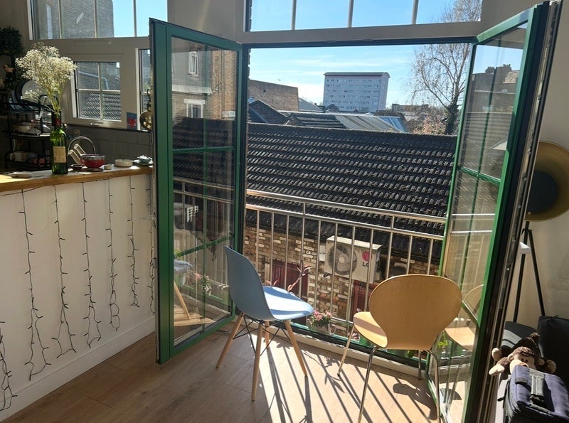 Room Belfast Road in Greater London