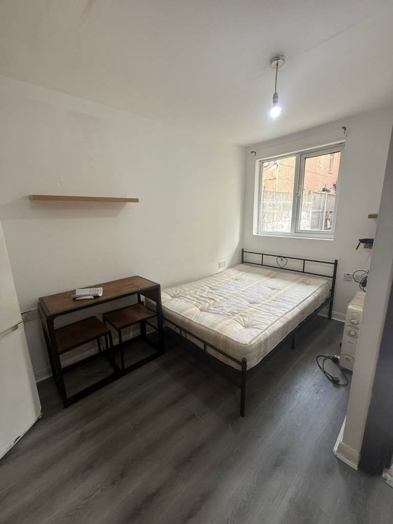 Room Clipstone Road in Greater London