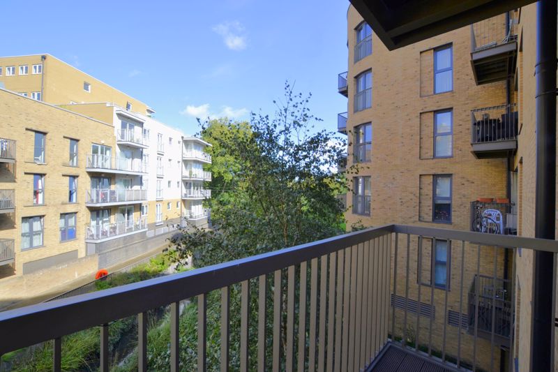 Flat Connersville Way in Greater London