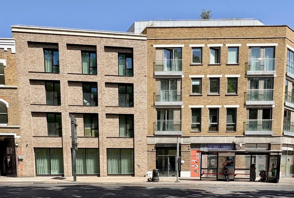 Flat Commercial Road in Greater London