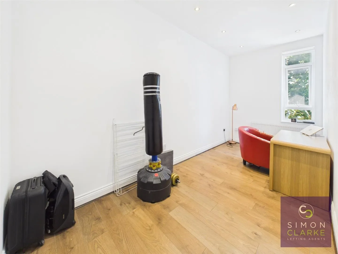 Flat Glebe Road in Greater London