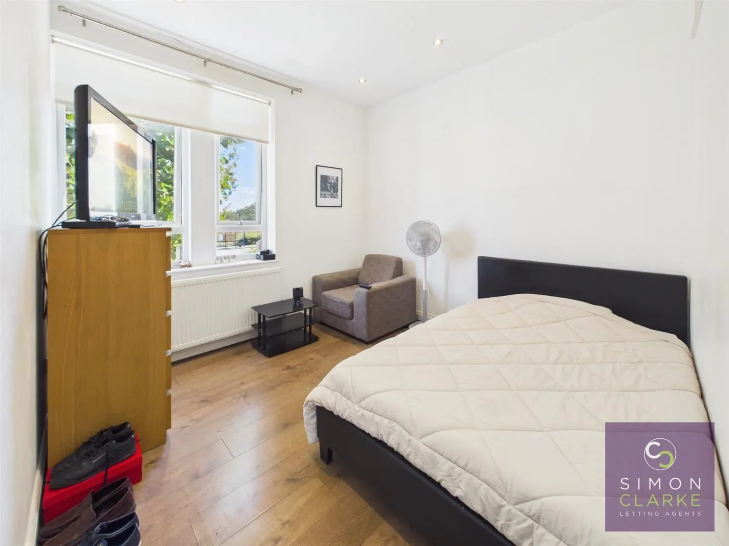 Flat Glebe Road in Greater London