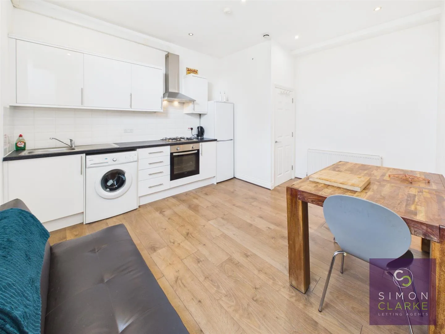 Flat Glebe Road in Greater London