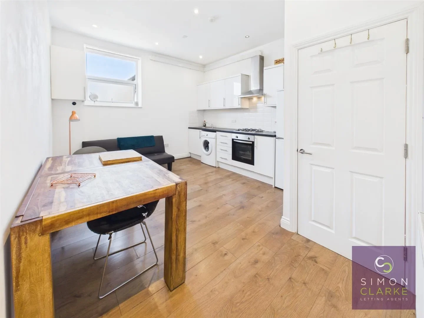 Flat Glebe Road in Greater London