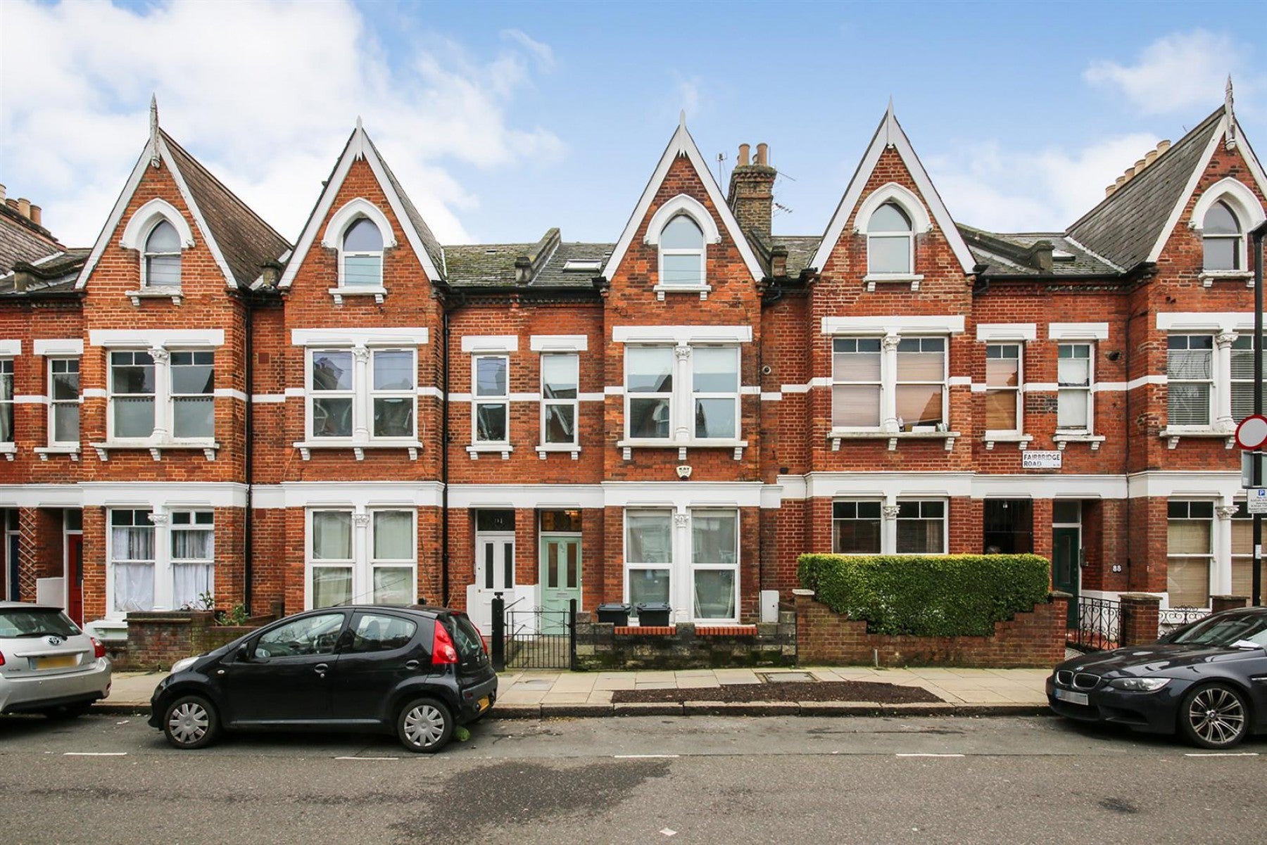 Flat Fairbridge Road in Greater London