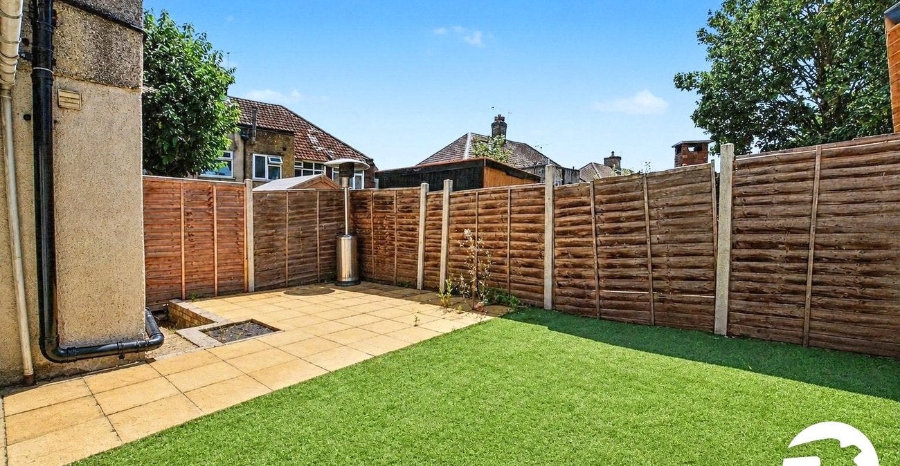 Flat Martens Avenue in Greater London