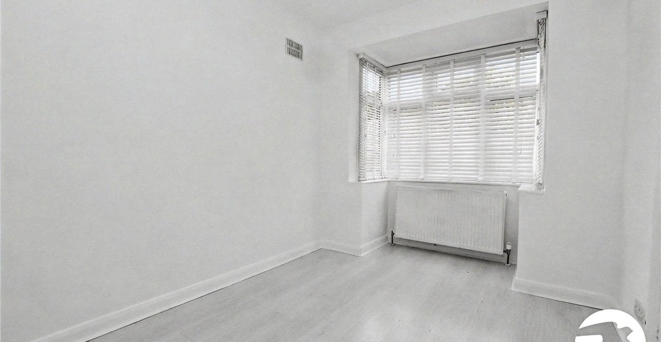 Flat Martens Avenue in Greater London
