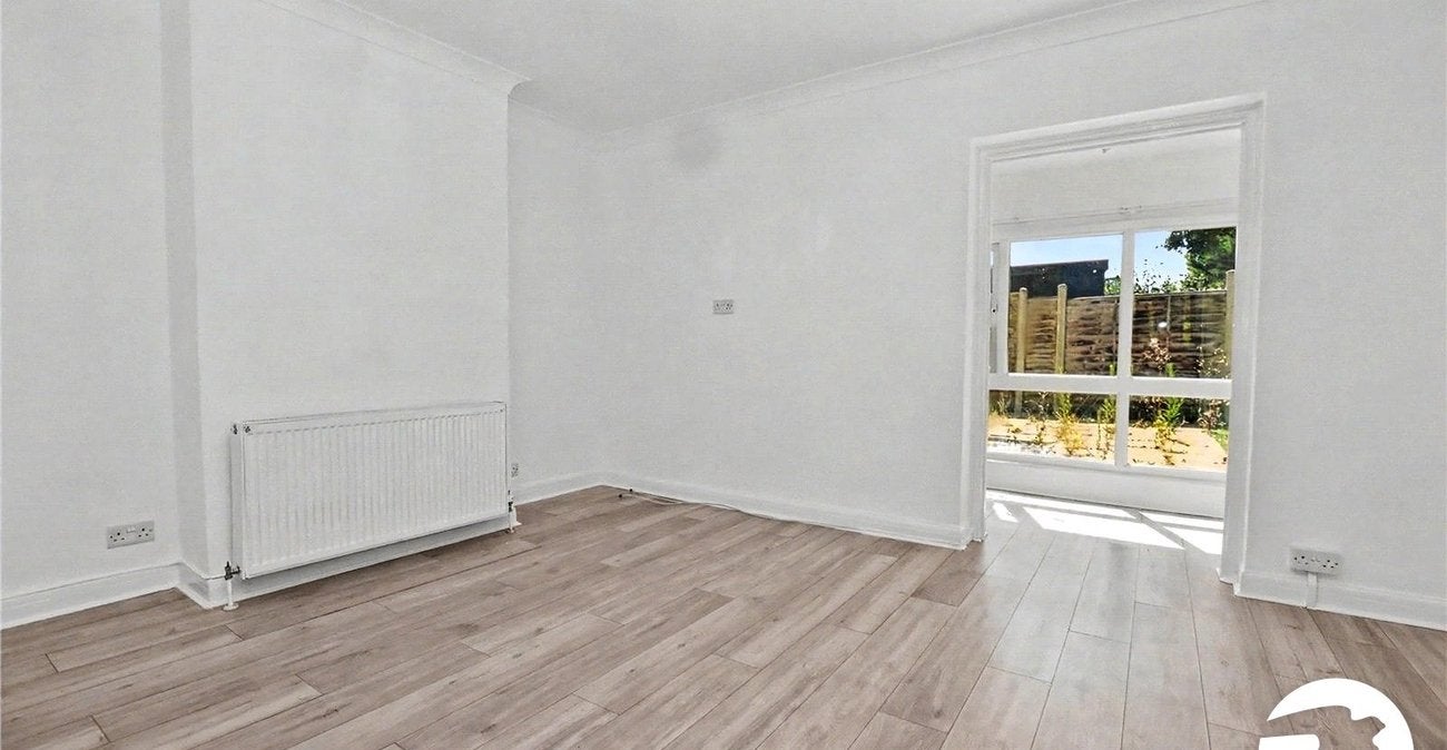 Flat Martens Avenue in Greater London