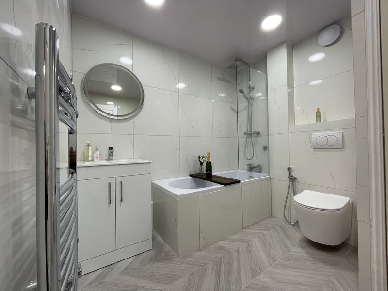 Room Felixstowe Court in Greater London