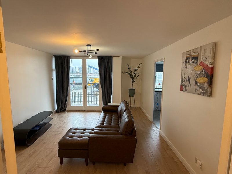 Room Felixstowe Court in Greater London
