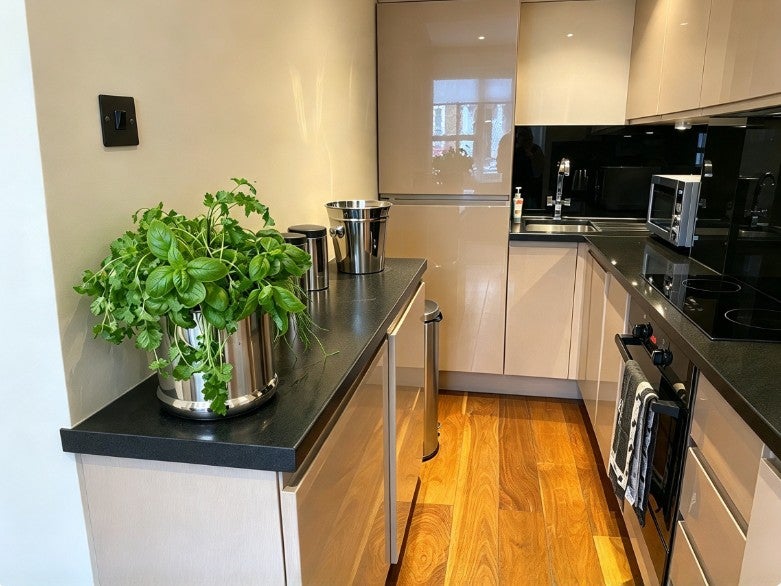 Flat Eardley Crescent in Greater London