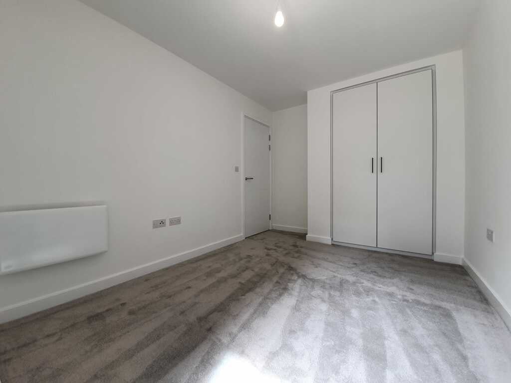 Flat Commander Avenue in Greater London