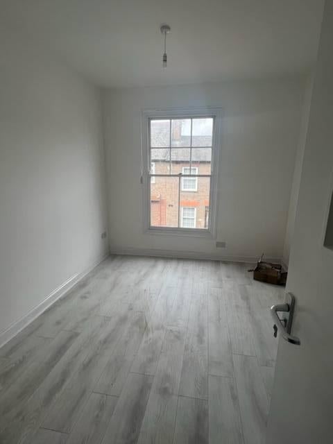 Room Wellington Street in Luton