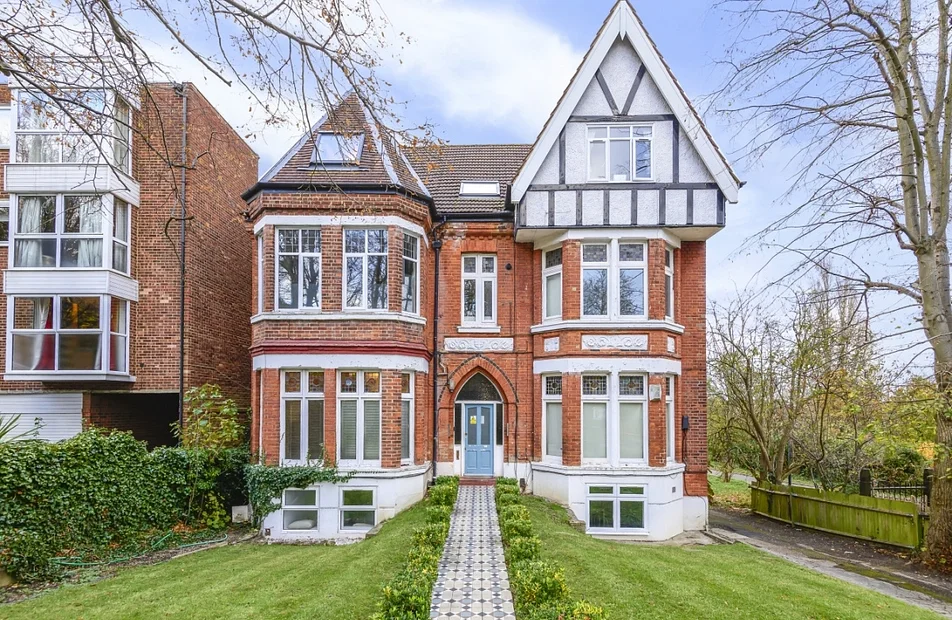 Flat Auckland Road in Greater London