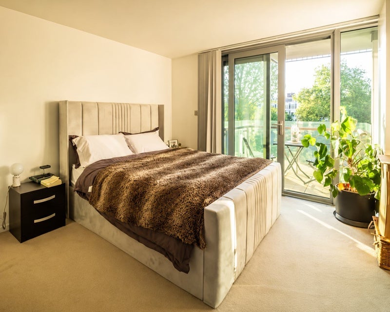 Flat Blackthorn Avenue in Greater London