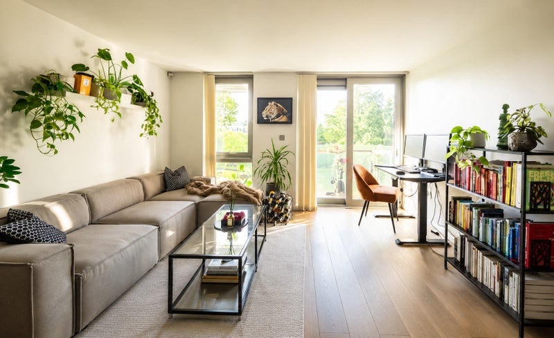 Flat Blackthorn Avenue in Greater London