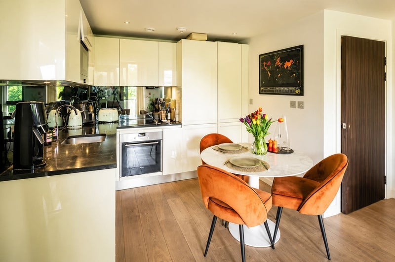Flat Blackthorn Avenue in Greater London