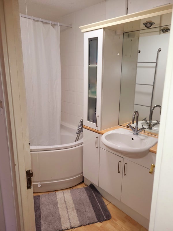 Room Shuttleworth Road in Greater London