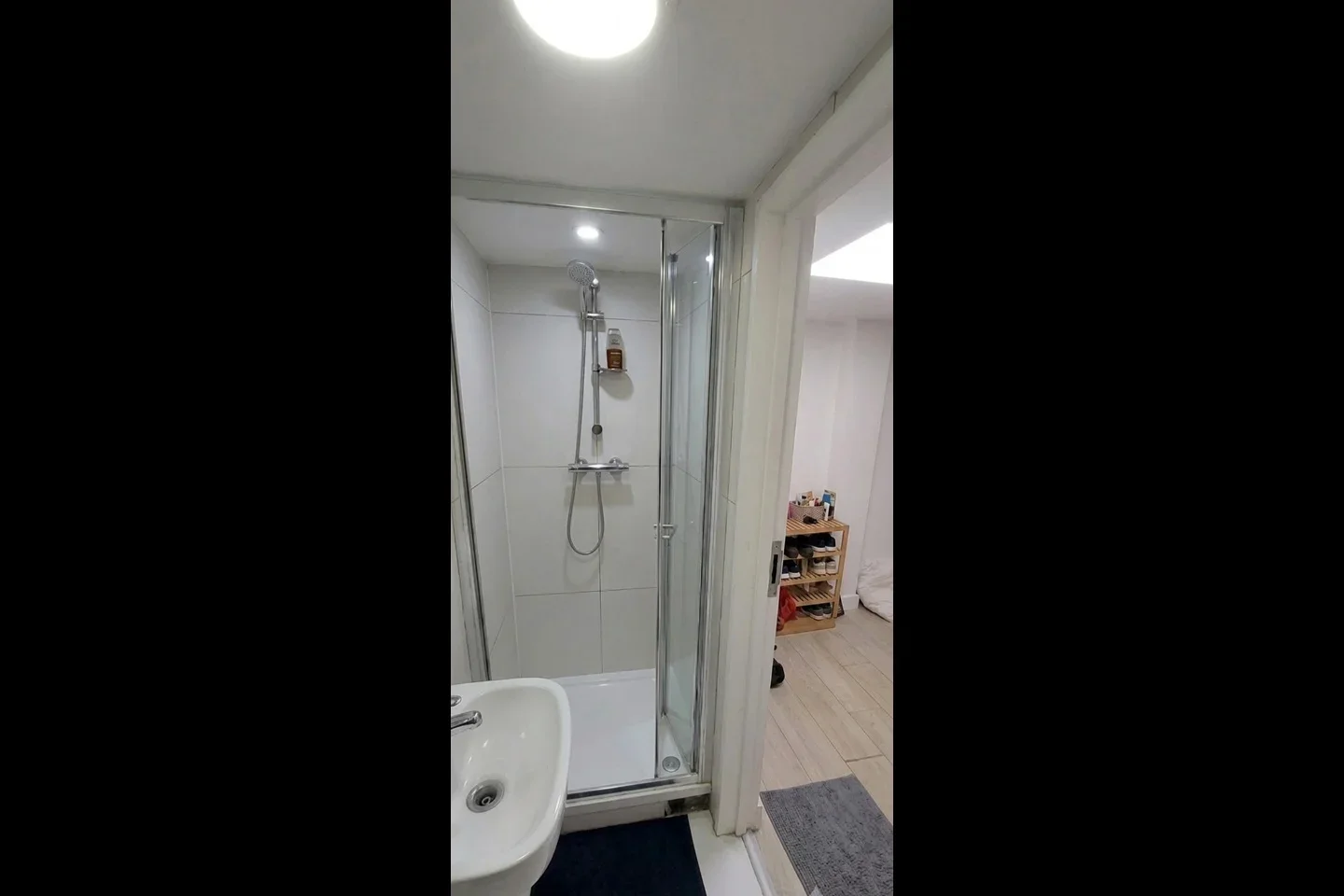 Flat Garratt Road in Greater London