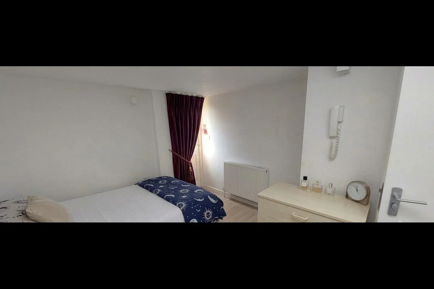 Flat Garratt Road in Greater London