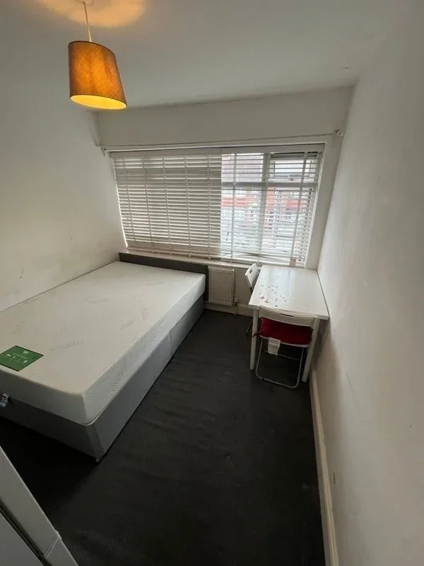 Room Oakleigh Avenue in Greater London