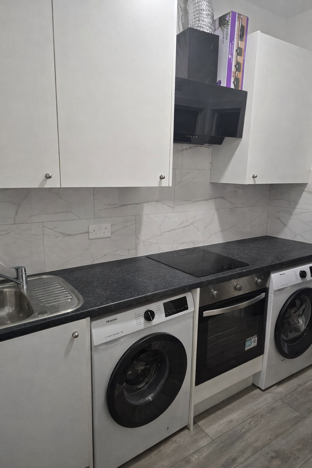 Flat Falmouth Gardens in Greater London