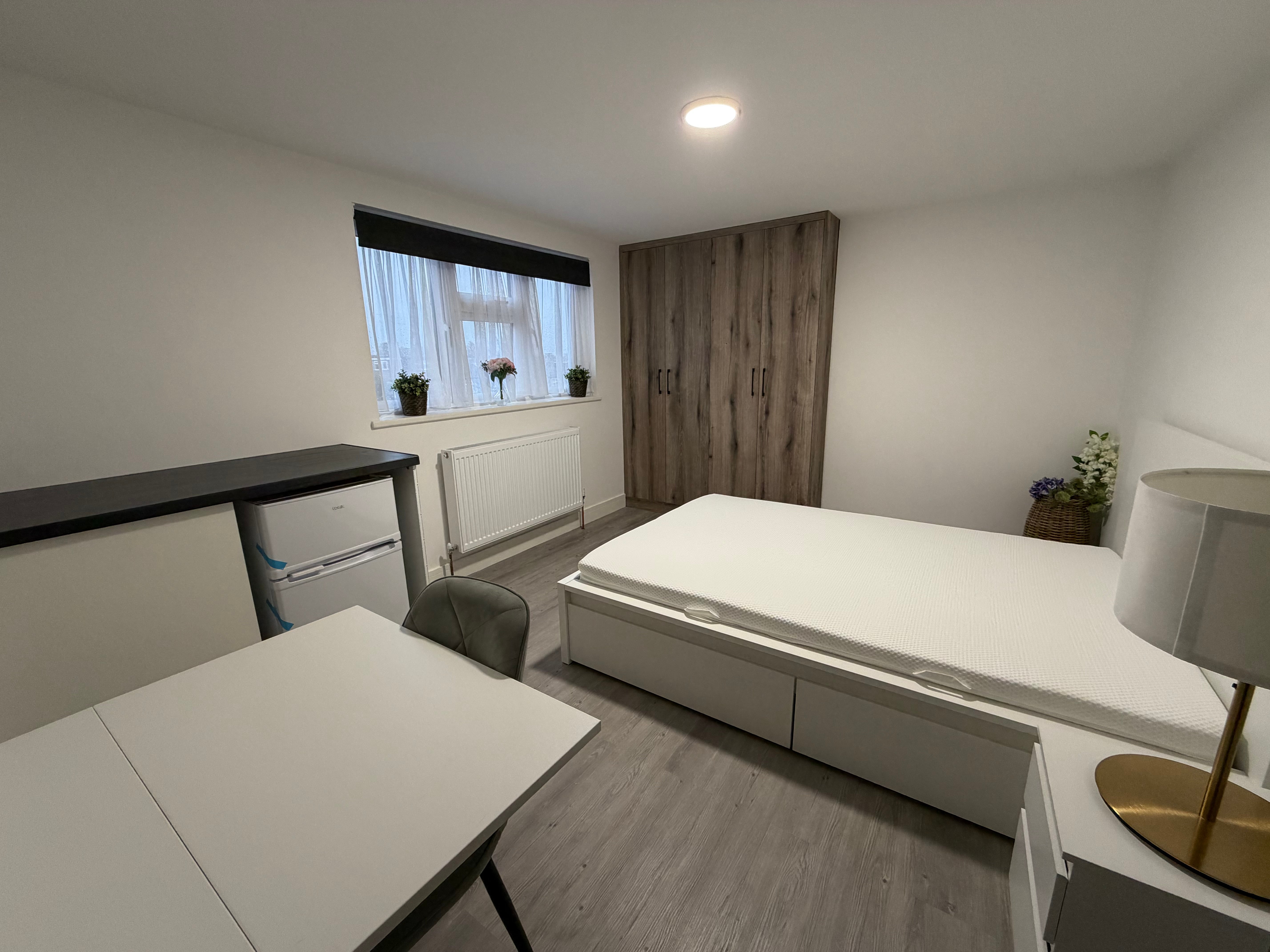 Flat Falmouth Gardens in Greater London