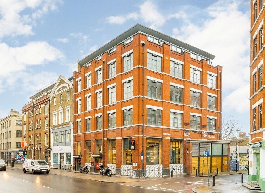 Flat Thrawl Street in Greater London