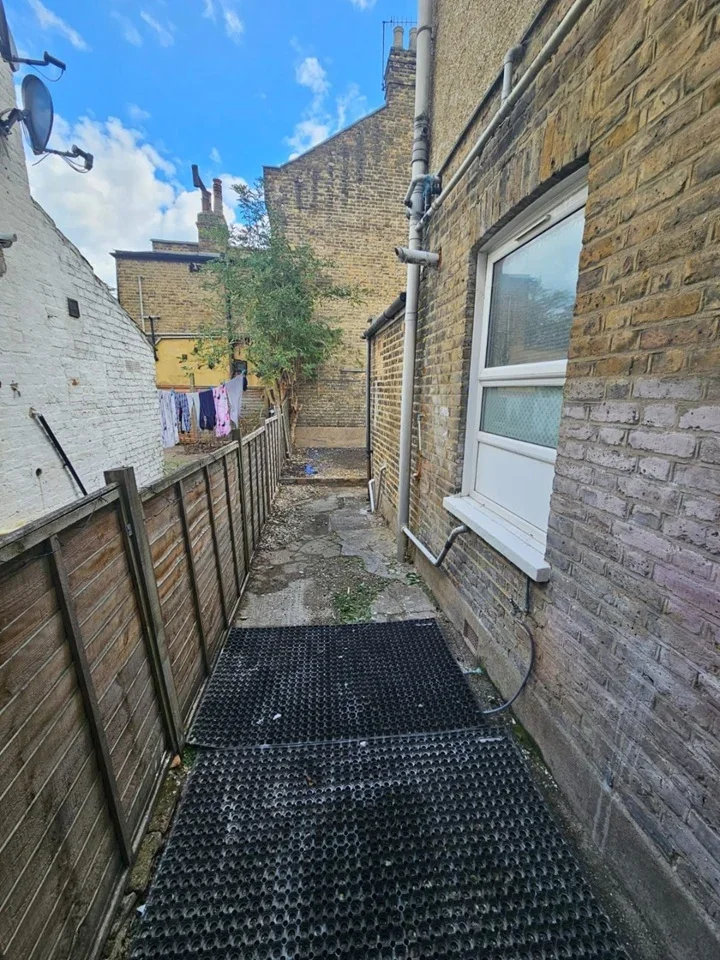 Flat Rays Road in Greater London
