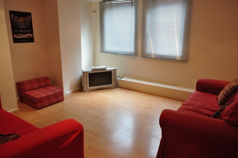 Flat Burchett Grove in Leeds