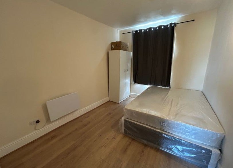 Flat Hartham Road in Greater London