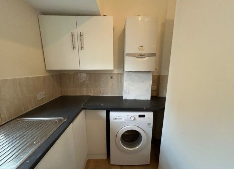 Flat Hartham Road in Greater London