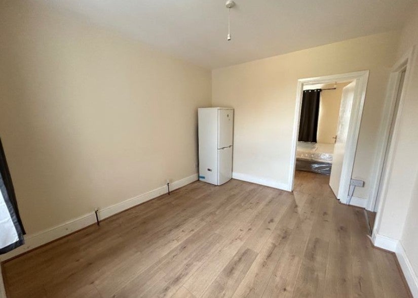 Flat Hartham Road in Greater London