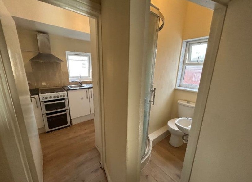 Flat Hartham Road in Greater London