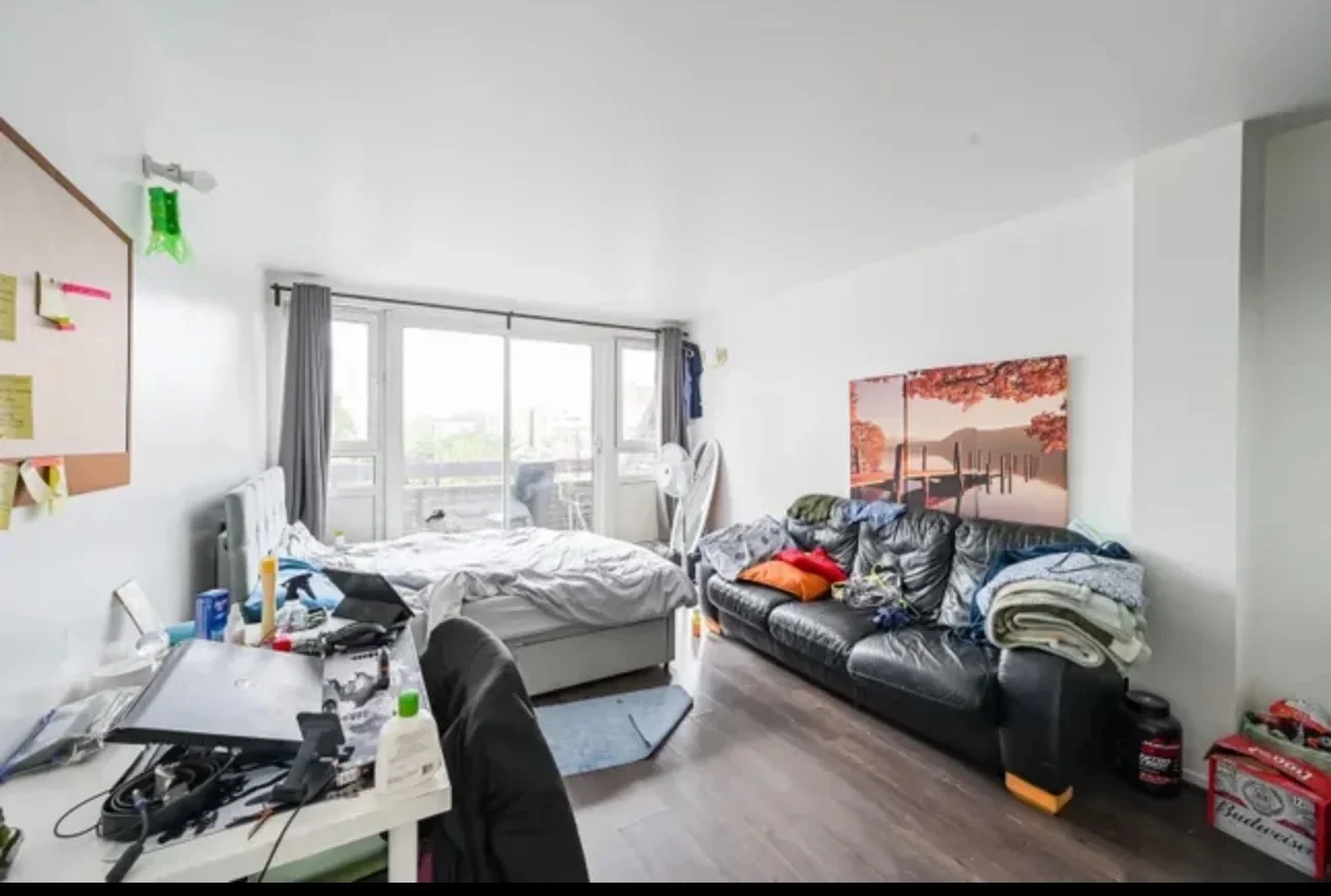 Room Byng Street in Greater London