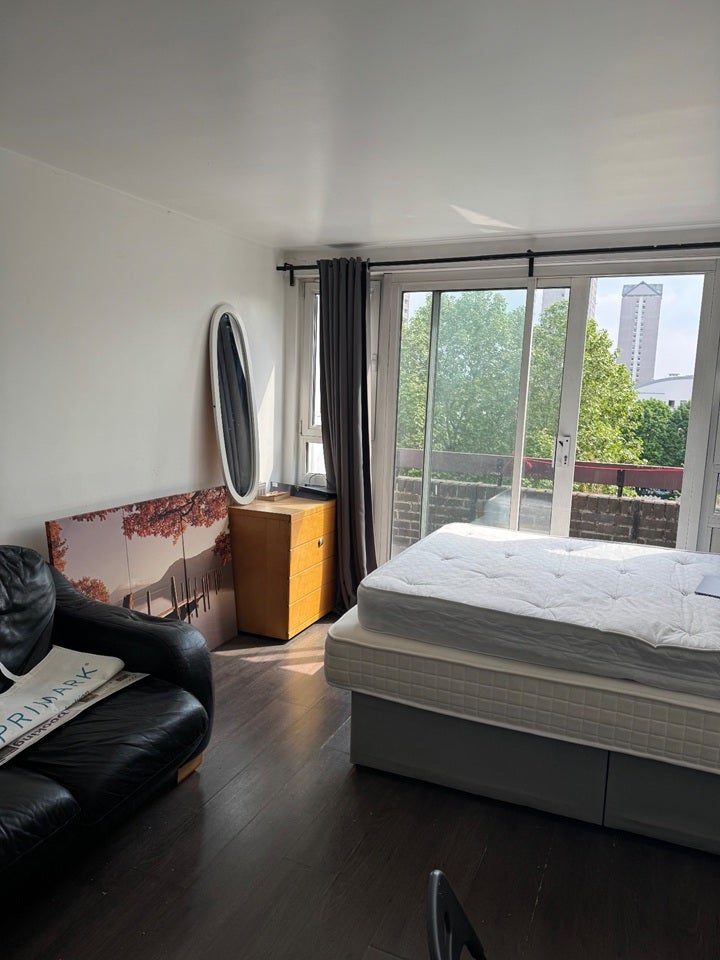 Room Byng Street in Greater London