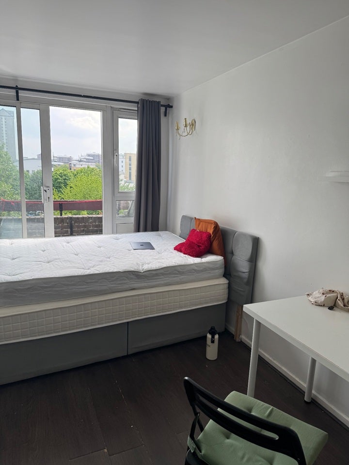 Room Byng Street in Greater London