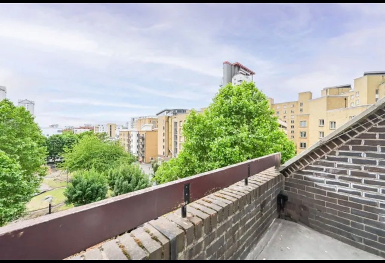 Room Byng Street in Greater London