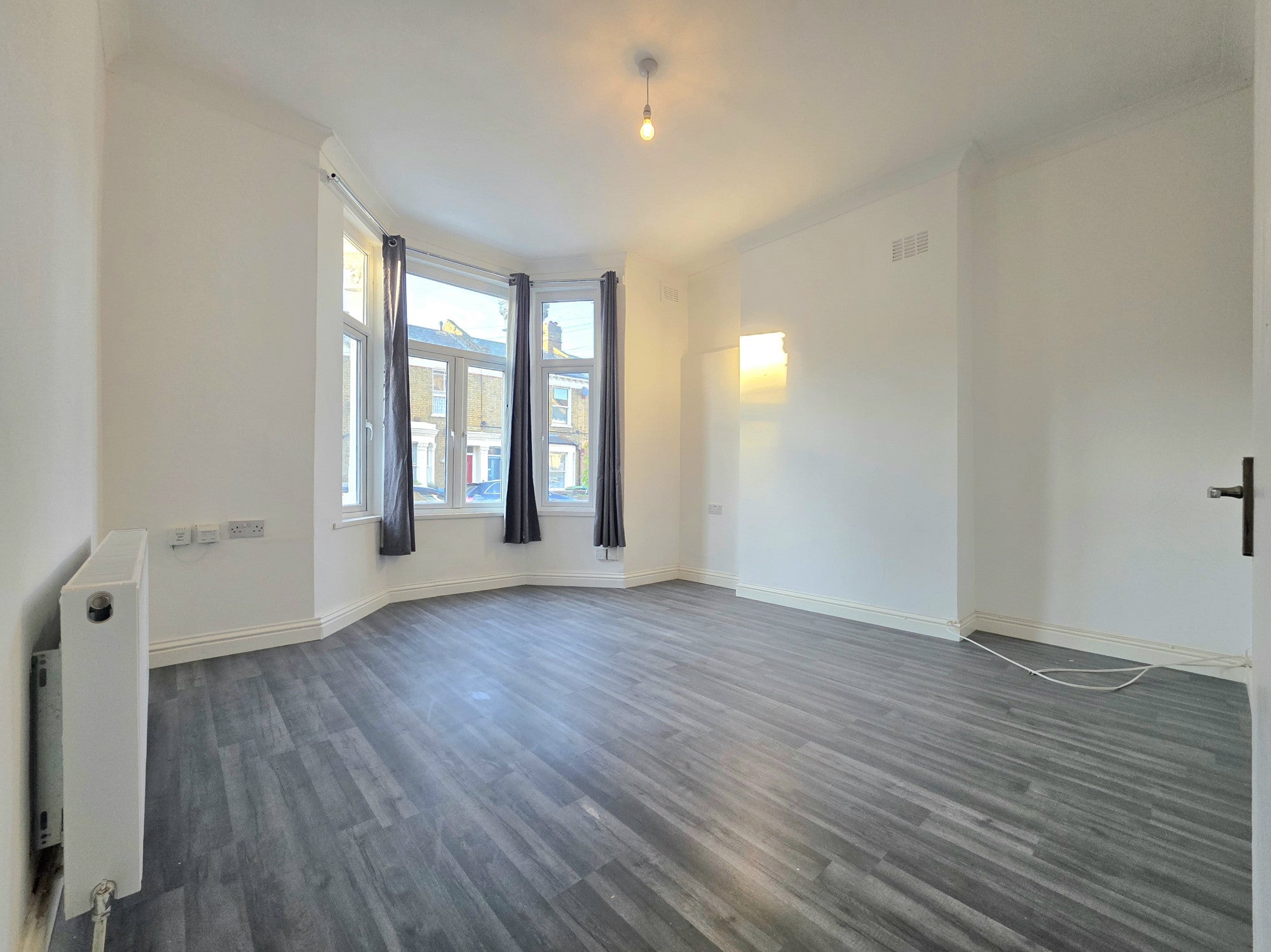 Flat Oswyth Road in Greater London
