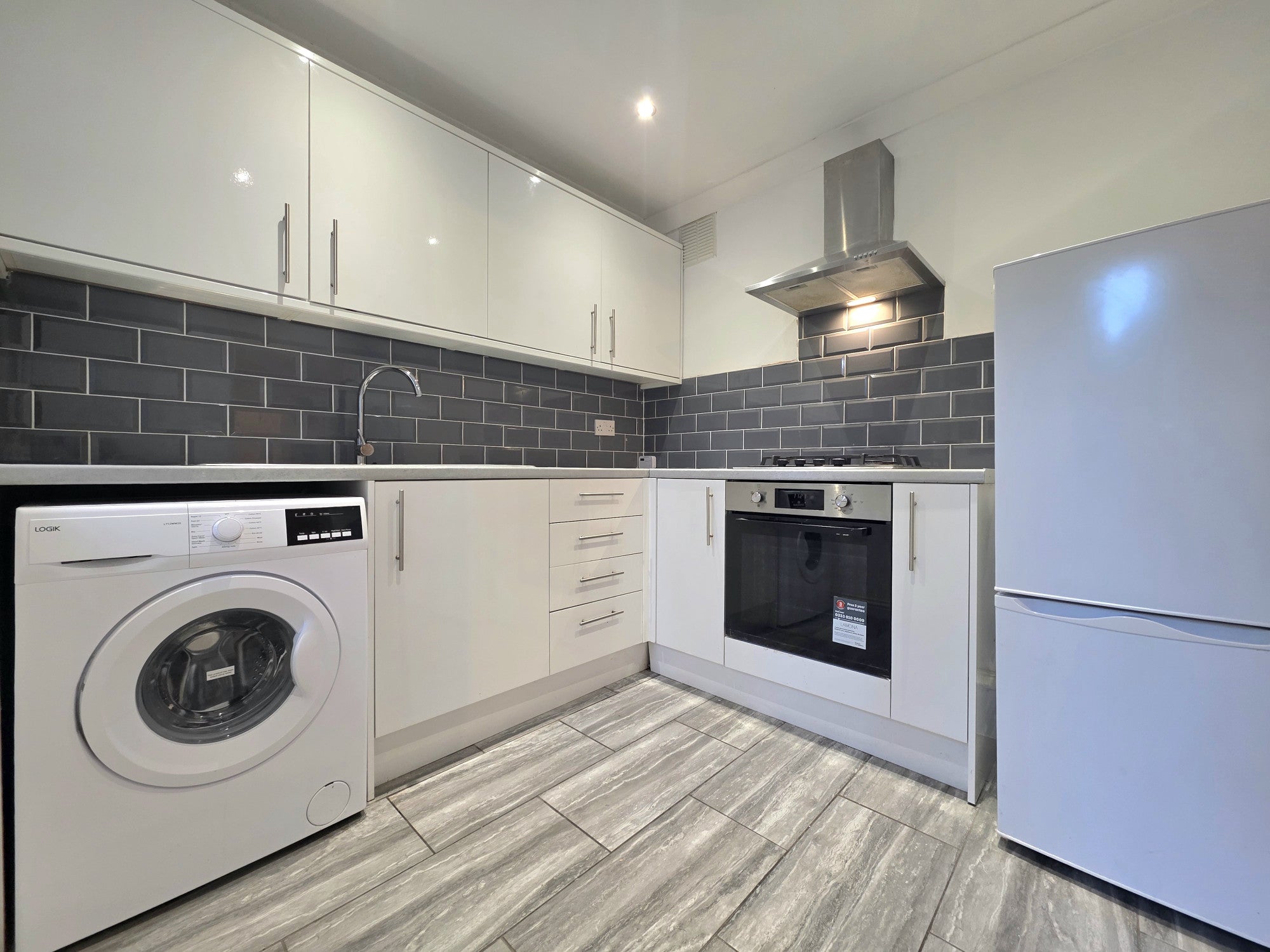 Flat Oswyth Road in Greater London