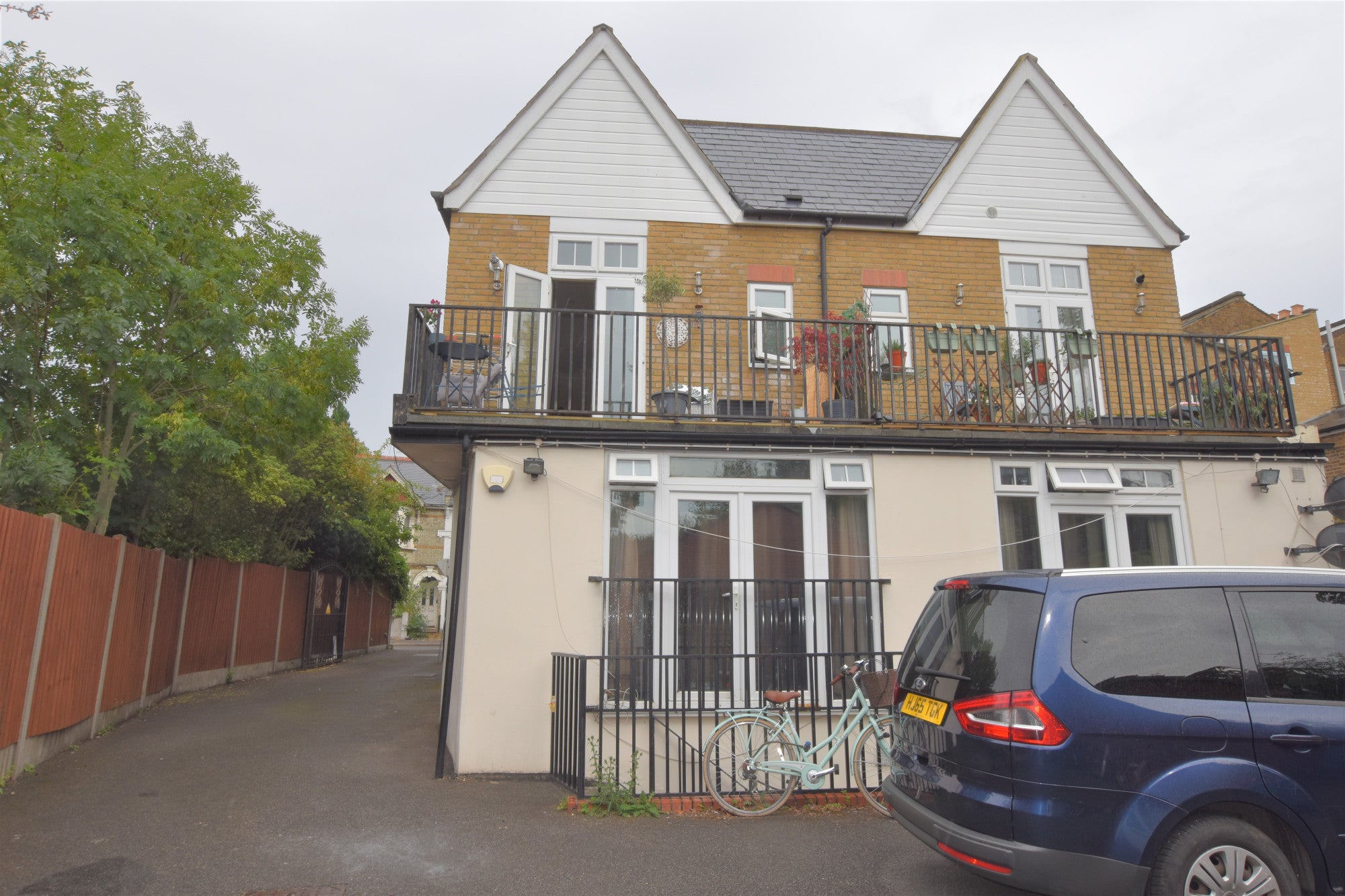Flat Park Road in Greater London